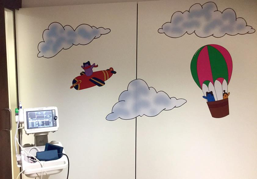 LETI ha realizado una acción con el Hospital de Granollers para humanizar el espacio del área de urgencias pediátricas, sala de espera y boxes. A través de unos vinilos realizados por estudiantes de bachillerato de la misma ciudad, se ha creado un entorno más lúdico, simpático y menos hospitalario.