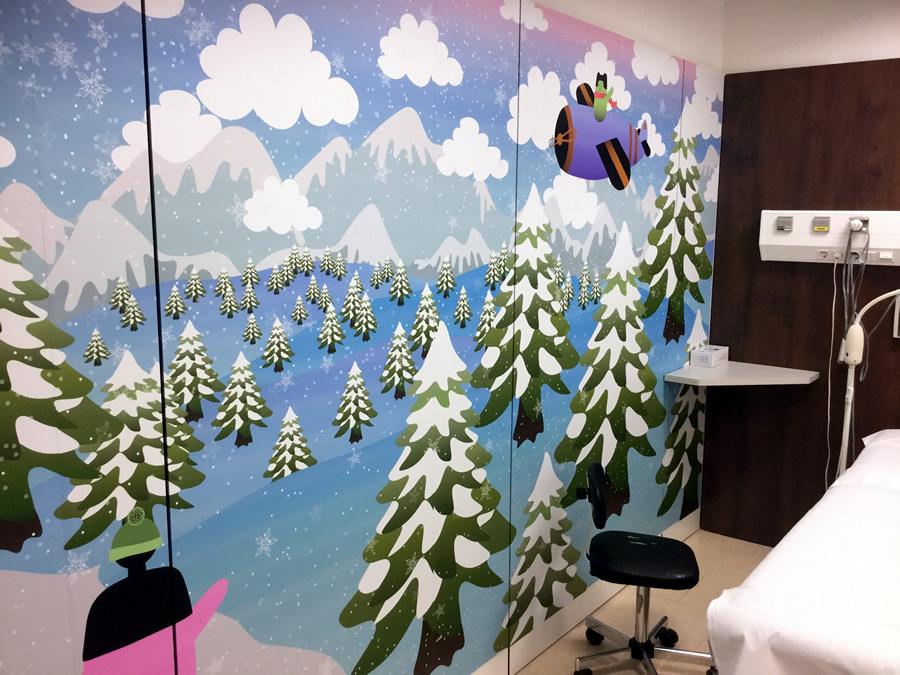 LETI ha realizado una acción con el Hospital de Granollers para humanizar el espacio del área de urgencias pediátricas, sala de espera y boxes. A través de unos vinilos realizados por estudiantes de bachillerato de la misma ciudad, se ha creado un entorno más lúdico, simpático y menos hospitalario.